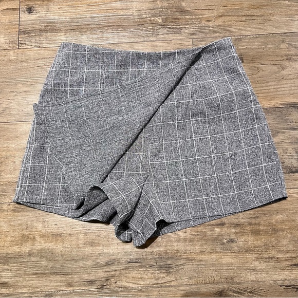 Forever 21 Skort Womens Medium Plaid Herringbone Gray Mini Skirt/ Short - Picture 2 of 8